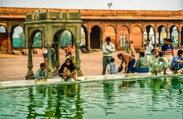 Arcades;-Architecture-mogole;-Bassin-dablutions;-Cour;-Delhi;-Eau;-Fidèles;-Inde;-Islam;-Jama-Masjid;-Kaleidos;-Kaleidos-images;-La-parole-à-limage;-Mosquée;-Patrimoine;-Pavillon;-Shahjahanabad;-Stories-Pictures;-Tarek-Charara;-Vieux-Delhi